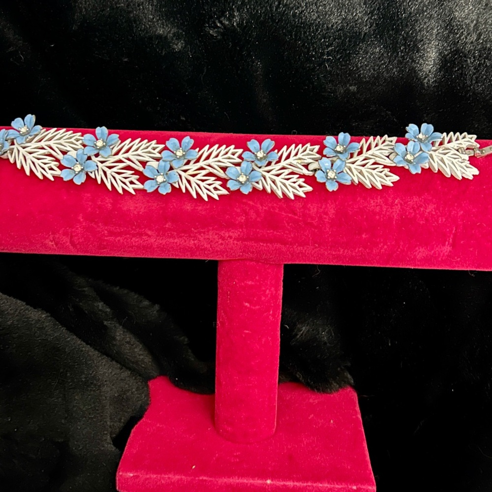 RARE 1958 CROWN TRIFARI WHITE &
BLUE ENAMEL RHINESTONE
'FLOWERING FERN' BRACELET - Picture 4 of 13
